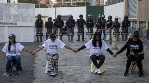 Familiares de presos pol�ticos, apostados ante el comando Zona 7 de la Polic�a, en Caracas.
