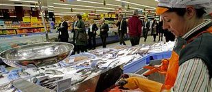 El supermercado Mercadona posee en A Sionlla ocho secciones de productos en su amplia sala de ventas.