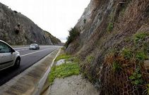 El agua brota a borbotones de las rocas en algunas zonas del vial.
