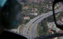<span lang= es-es >La autopista</span>. El radar del Pegasus realiza mediciones cada tres, seis y nueve segundos para, acto seguido, calcular la velocidad media de aquellos veh�culos que son controlados y que, en este caso, circulan por la AP-9 en direcci�n a Pontevedra.