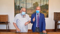 Jose Tom� e Luis Abelleira, asinando o convenio