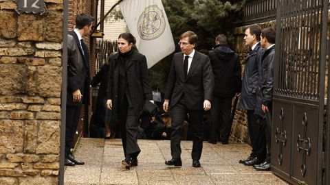 El alcalde de Madrid, Jos� Luis Mart�nez Almeida y su esposa, Teresa Urquijo, a su salida de la catedral ortodoxa griega de San Andr�s y San Demetrio de Madrid.