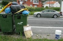 Los problemas con la recogida persisten en Muros a la espera de que se alquile un nuevo veh�culo. 