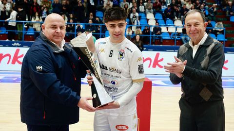 Pablo Prieto, David Novoa y Julio Mart�nez con el trofeo continental.