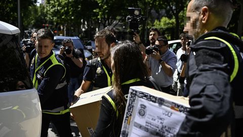 Agentes de la UDEF salen de la empresa de las hijas de Zapatero, el martes en Madrid.