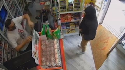 Un hombre atraca a punta de pistola un estanco en Gijn