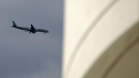 Un avión sobrevuela el Centro Niemeyer aproximándose al aeropuerto de Ranón