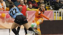 Irene Samper, del Burela, dispara a puerta