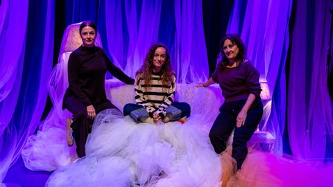 Susana Sampedro, Raquel Espada e Iolanda Muos, nun momento dos ensaios. 