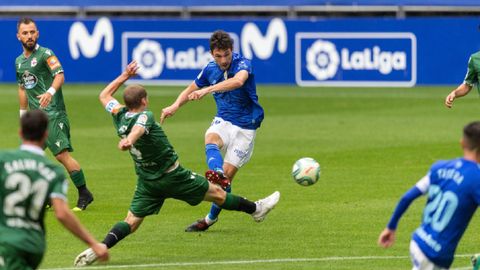 Borja Sanchez Bergantios Real Oviedo Deportivo Carlos Tartiere.Borja Snchez dispara a portera ante la oposicin de Bergantios