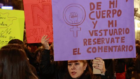 Manifestantes con sus propios carteles