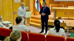 El gerente del �rea sanitaria de Pontevedra y O Saln�s recibe el diploma de la Medalla de Ouro de Galicia de manos del conselleiro de Sanidade