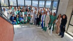 Treinta aniversario del programa de trasplante heptico en Galicia. En la imagen, el equipo de profesionales del Chuac con el doctor Manuel Gmez Gutirrez (primero por la derecha, adelantado), el cirujano que realiz la primera intervencin