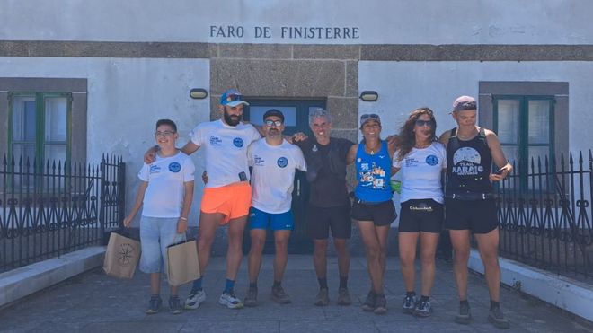 El ponteces&aacute;n, en la foto con gafas y al lado de Iago Dosil, con gorra, en su llegada ayer a la meta
