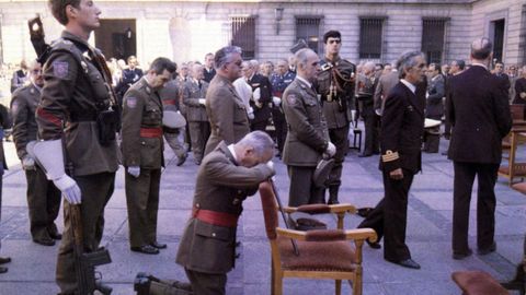 El teniente general Gabeiras, jefe del Estado Mayor del Ej�rcito, arrodillado durante la celebraci�n de un funeral por un militar asesinado por ETA