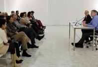 El catedr�tico de Econom�a, Santiago Lago (derecha), fue invitado por al foro del PSOE. 