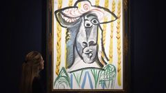 Una empleada de Christie's observa la obra �Tete a portrait� de Pablo Picasso