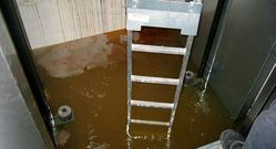 El ascensor del colegio de Pedrouzos est� inundado.