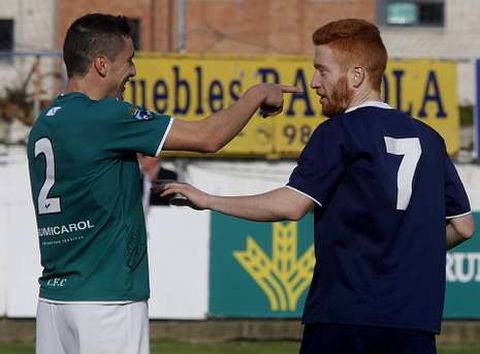 Crist�bal Juncal bromea con un jugador del Marino, durante el partido de ayer en Luanco.