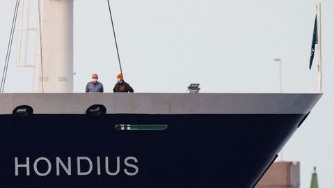 Personas con mascarillas permanecen a bordo del crucero MV Hondius en el puerto de Granadilla de Abona.