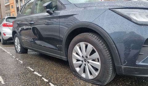 Imagen de otro de los coches junto al estadio del Celta que apareci� con las cuatro ruedas pinchadas