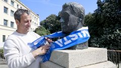 Fran Gonz�lez, leyenda del Deportivo, coloca una bufanda blanquiazul en el busto de Arsenio Iglesias.