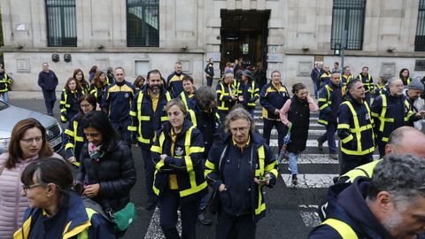 Concentracin de trabajadores de Correos ante la oficina principal de Ourense