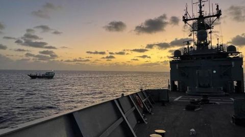 Al fondo, el dhow iran Issmohamadi, barco nodriza empleado por piratas frente a Somalia que ha sido liberado por la Operacin Atalanta despus de que el grupo armado que lo secuestr lo abandonase. La fragata espaola Victoria es el buque insignia de Atalanta en estos momentos