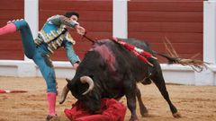 El torero �lvaro Lorenzo, durante la faena a su primer toro en la feria taurina de Gij�n