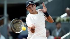 J�dar golpeando la bola durante el encuentro ante Jannik Sinner