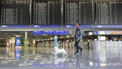 El aeropuerto de Fr�ncfort, el principal nudo de comunicaciones a�reas del pa�s, anunci� la suspensi�n del tr�fico, por la que se ver�n afectadas 1.170 conexiones y 160.000 viajeros.