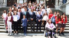 Participantes de la Liga de Debates del Principado junto con Javier Fern�ndez, presidente del Principado; Genaro Alonso, consejero de Educaci�n y Cultura y  Pedro Sanjurjo, presidente de la Junta General del Principado