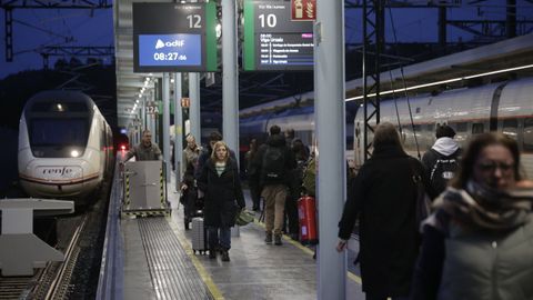 Pasajeros en la estaci�n de tren de A Coru�a en el primer d�a de huelga de maquinistas
