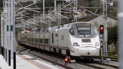 Un tren Alvia a su paso por la estaci�n de Canaval, entre Monforte y Ourense.