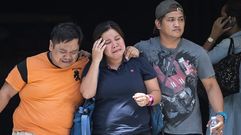 Familiares de las v�ctimas del asalto en el complejo hotelero de Manila