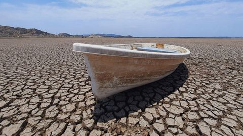 Lancha varada en un embalse seco de México