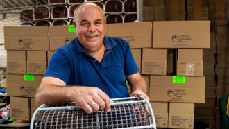 Miguel �ngel Gregorio, due�o de Cebos Pleamar, presenta las cajas que prepara con cebo para pulpo, camar�n y cangrejo real.