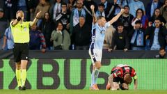 Iago Aspas, ante el colegiado�Sander van der Eijk, en el Celta-Niza de la pasada campa�a.