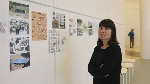 Ana Penyas, en el Gaiás, con sus bosquejos de Vite tras completar la parte de trabajo de campo.