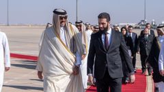 Ahmed al Sharaa (d) y Tamim Al Thani, emir de Catar (i), en Damasco.