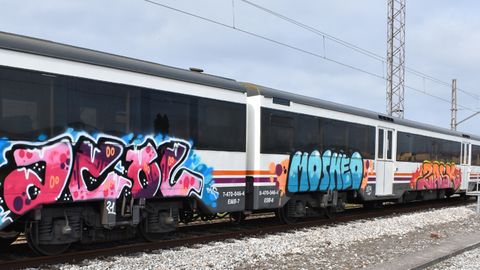 Pintadas en los vagones de un tren en Gij�n