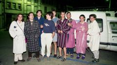 Los vecinos de una localidad lucense salen en bata y pijama la madruga del 22 de mayo de 1997 tras sentir los temblores del terremoto que se produjo en Becerre� y Triacastela 