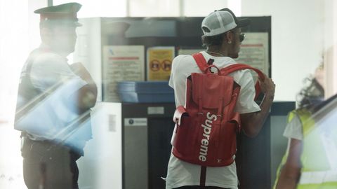 Neymar en el aeropuerto de la Ciudad Condal para embarcarse en un vuelo a Par�s