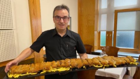 Tito Gmez con el cachopo de un metro de Urumea, en Madrid