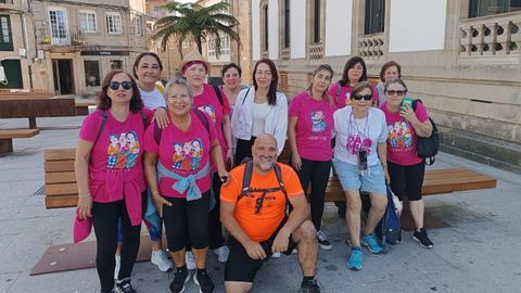 Participantes en la última caminata de Adicam de la temporada en Pontevedra, en la salida desde la plaza de España