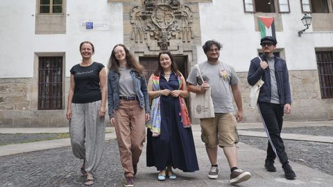 De esquerda a dereita, Karolina, Cliona, a profesora Mar�a L�pez, Cristiano e Luis �ngel, na praza de Mazarelos de Santiago.
