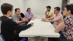 El candidato de Convocatoria por Xix�n a la alcald�a, Javier Su�rez Llanas, en conversaci�n con miembros de la asociaci�n juvenil de Abierto Hasta el Amanecer