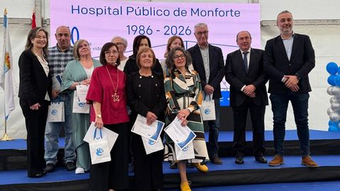 Los trabajadores con 40 a�os en activo posan con los responsables sanitarios
