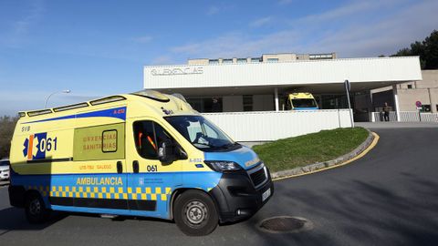 Imagen de archivo de una ambulancia llegando al servicio de urgencias del hospital barbanzano.