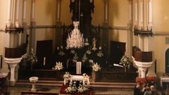 Foto de hace unos a�os, cuando la l�mpara estaba colgada en el techo del templo